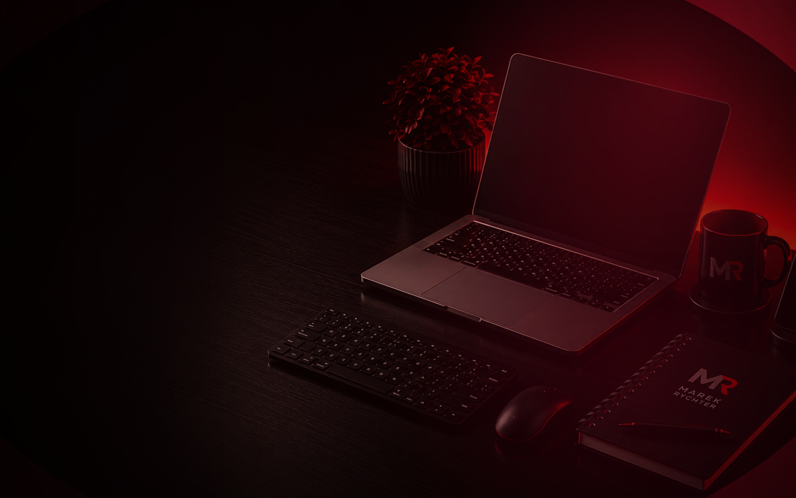 Nowoczesne biurko z laptopem i projektem strony internetowej